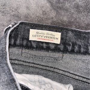 Women’s Levi’s faded black jeans